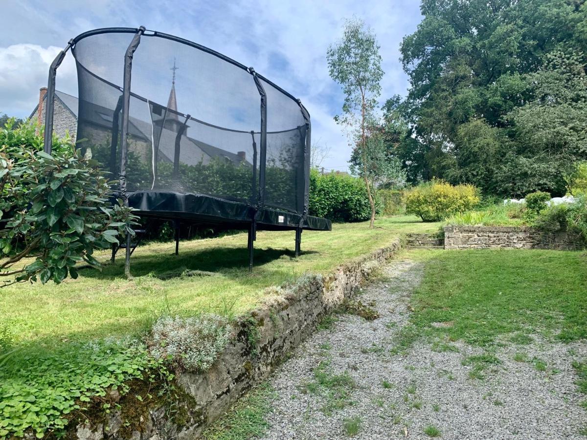 Gezellige Met Open Haard En Zonnige Tuin. Doische