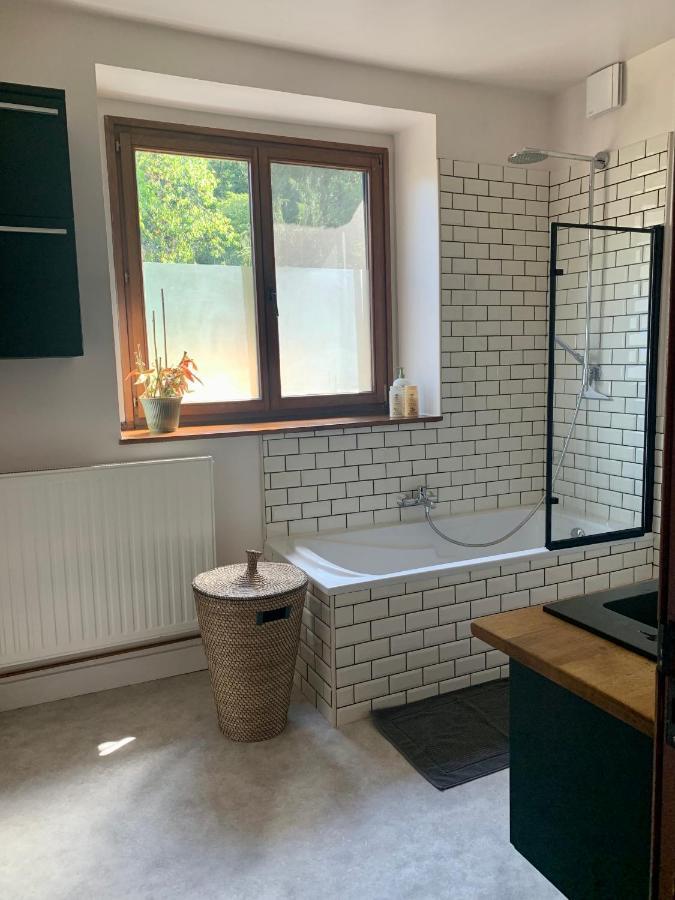 Gezellige Met Open Haard En Zonnige Tuin. Hébergement de vacances Doische